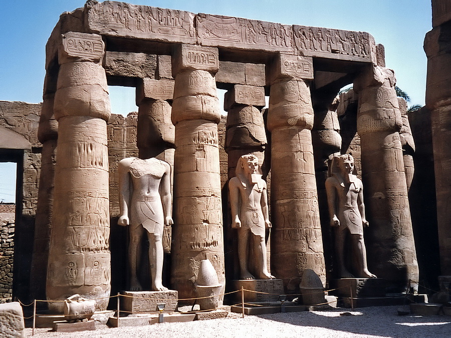 Luxor - Tempel Op de eastbank van Luxor zijn er 2 immense tempels, deze van Luxor en die van Karnak. De tempel van Luxor heeft enkele schitterende obilisken en het plein ter ere van Ramses II. Stefan Cruysberghs